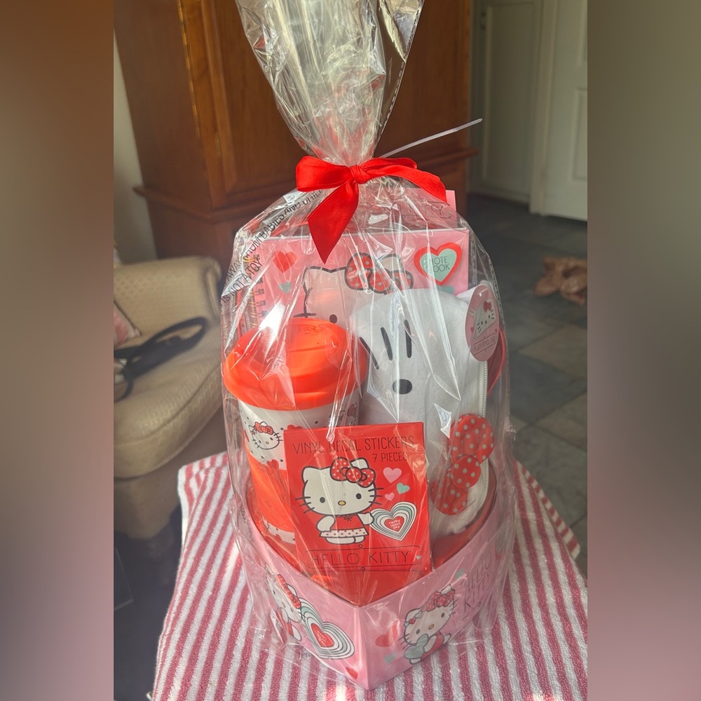 HELLO KITTY DELUXE GIFT BASKET CERAMIC DRINK TUMBLER SOFT ZIPPER BOW BAG + MORE!